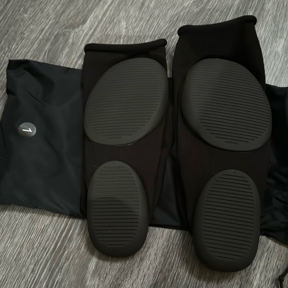 YZY pods black
